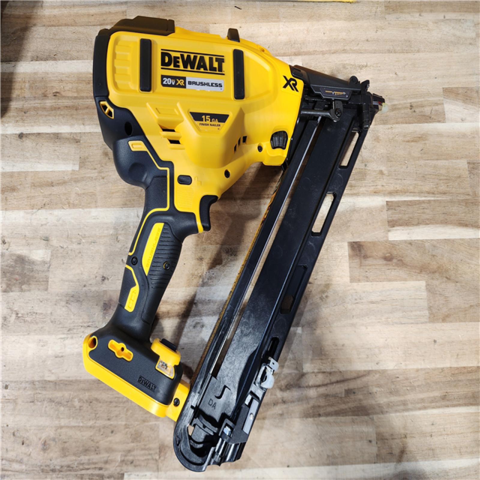 HOUSTON LOCATION - AS-IS DEWALT 20V MAX XR Lithium-Ion Cordless 2-1/2 in. 15-Gauge Finish Nailer Kit