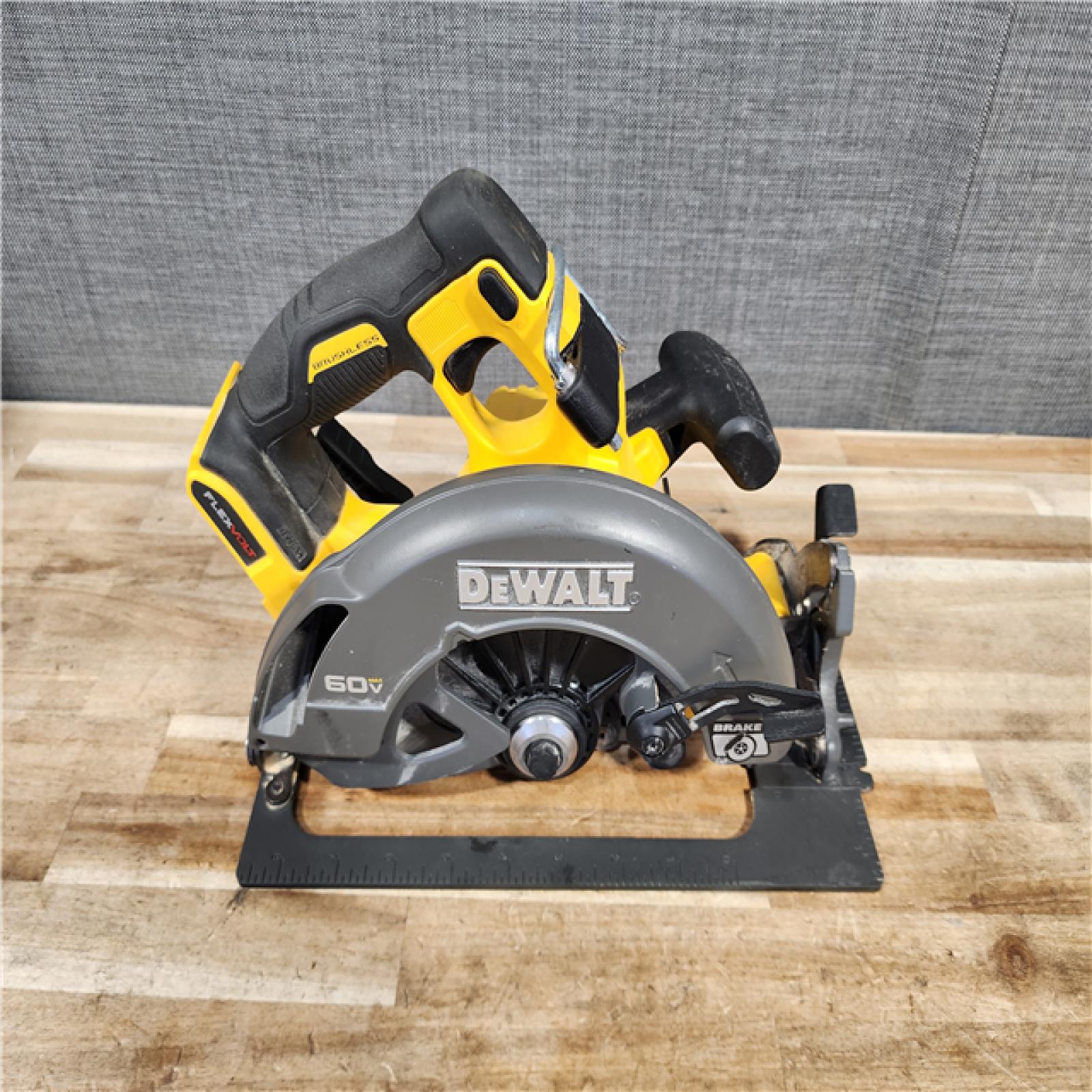 HOUSTON LOCATION - AS-IS DEWALT FLEXVOLT 60V MAX Cordless Brushless 7-1/4 in. Circular Saw with Brake (Tool Only)