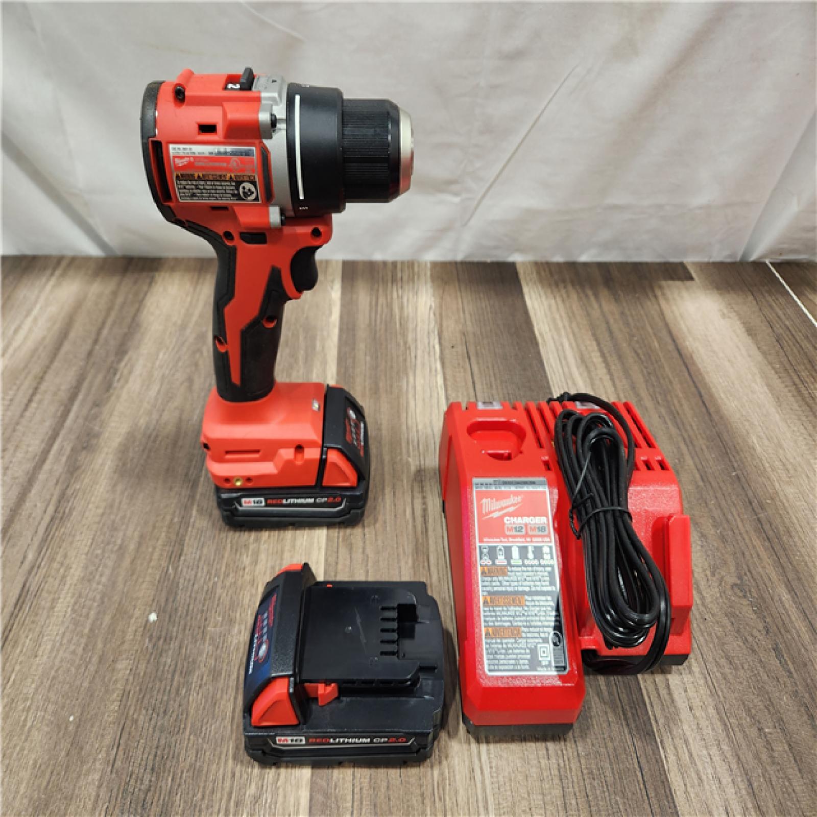 AS-IS- Milwaukee M18 18V Drill/Driver Kit