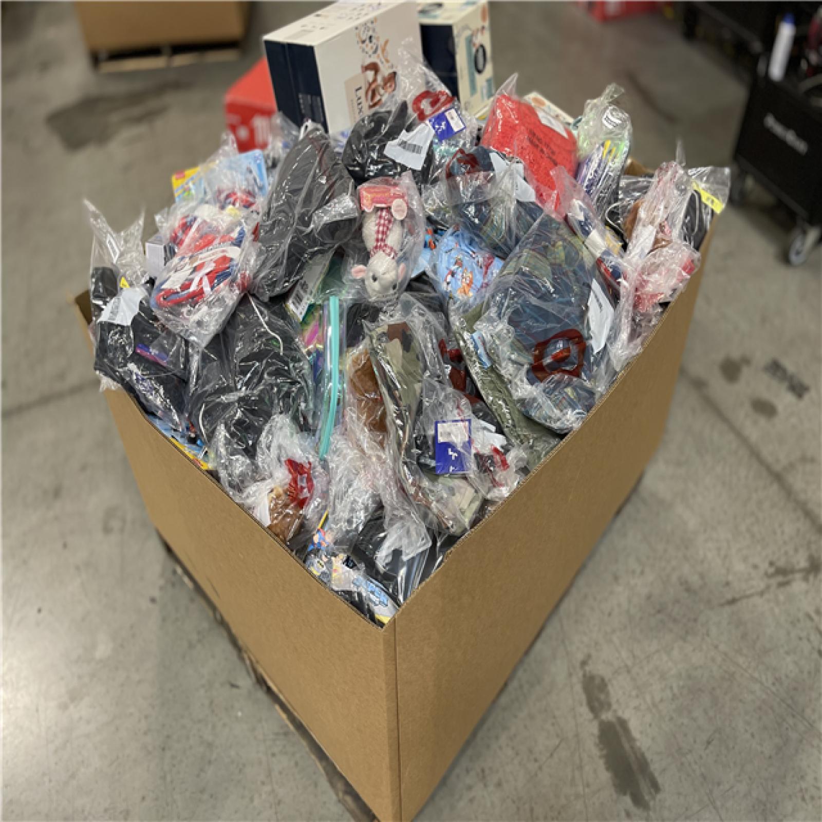 DALLAS LOCATION- NEW! BULLSEYE MIXED APPAREL PALLET- (400 UNITS)