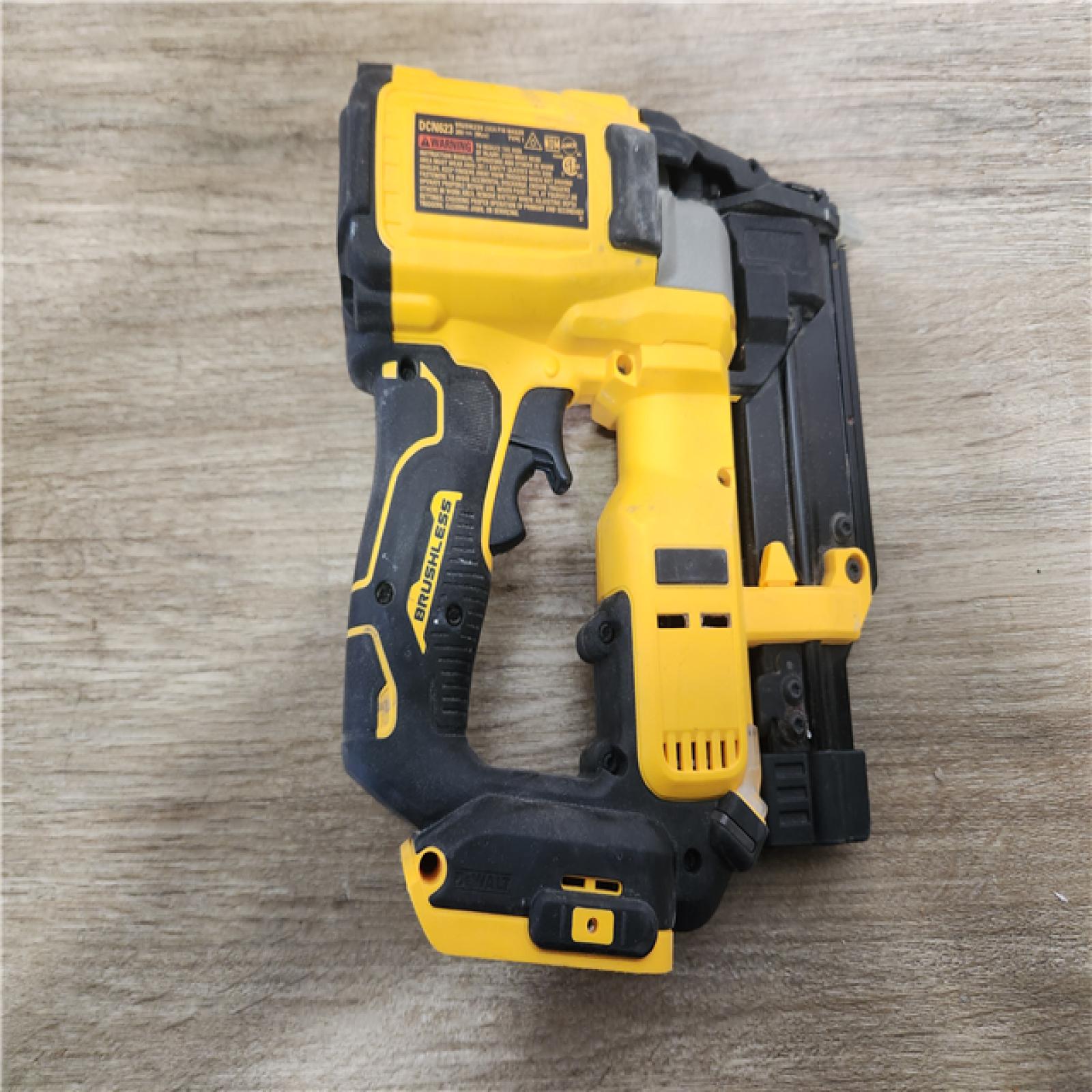 Phoenix Location NEW DEWALT ATOMIC 20V MAX Lithium Ion Cordless 23 Gauge Pin Nailer Kit with 2.0Ah Battery and Charger