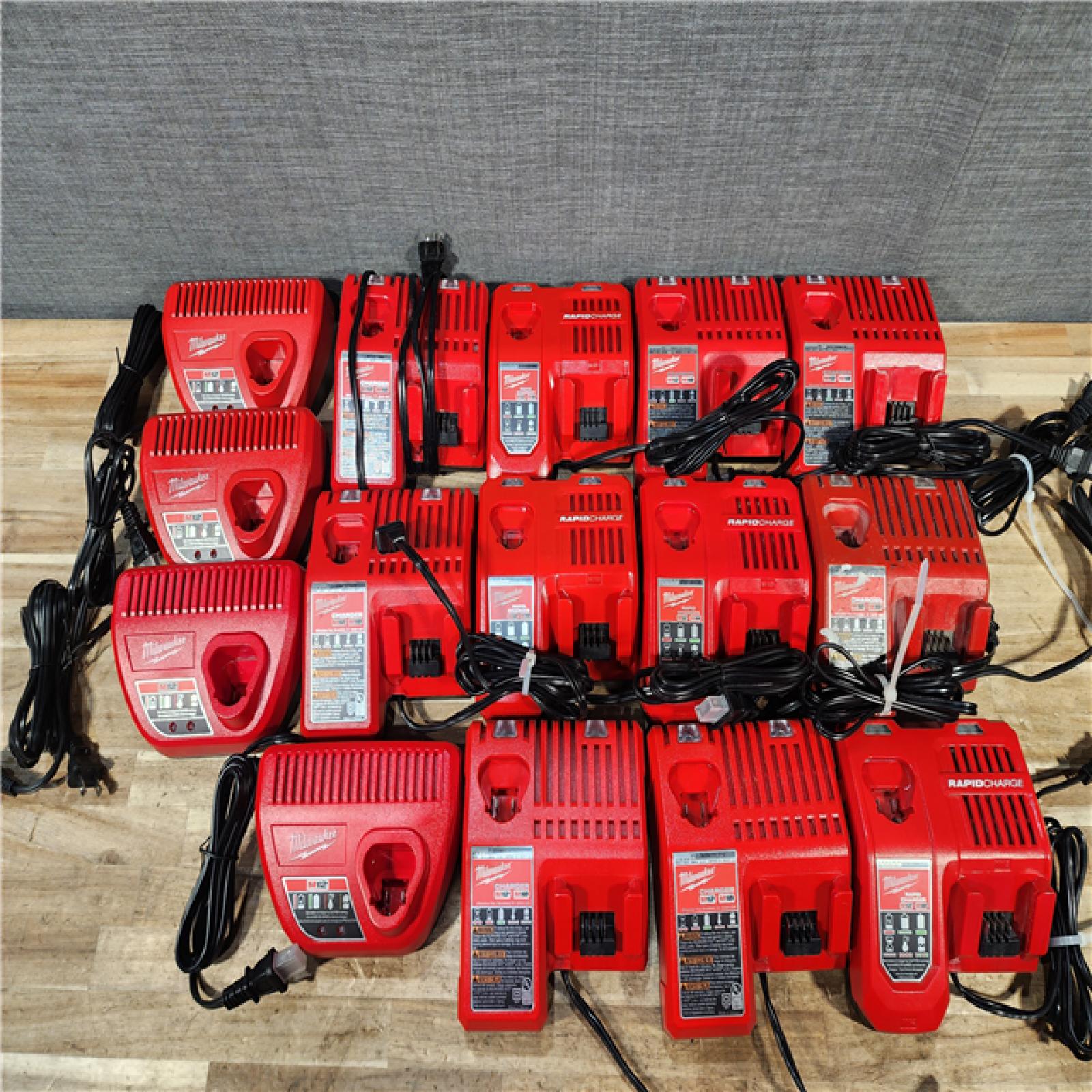 HOUSTON LOCATION - AS-IS MILWAUKEE BATTERY CHARGER PACK QTY - 15