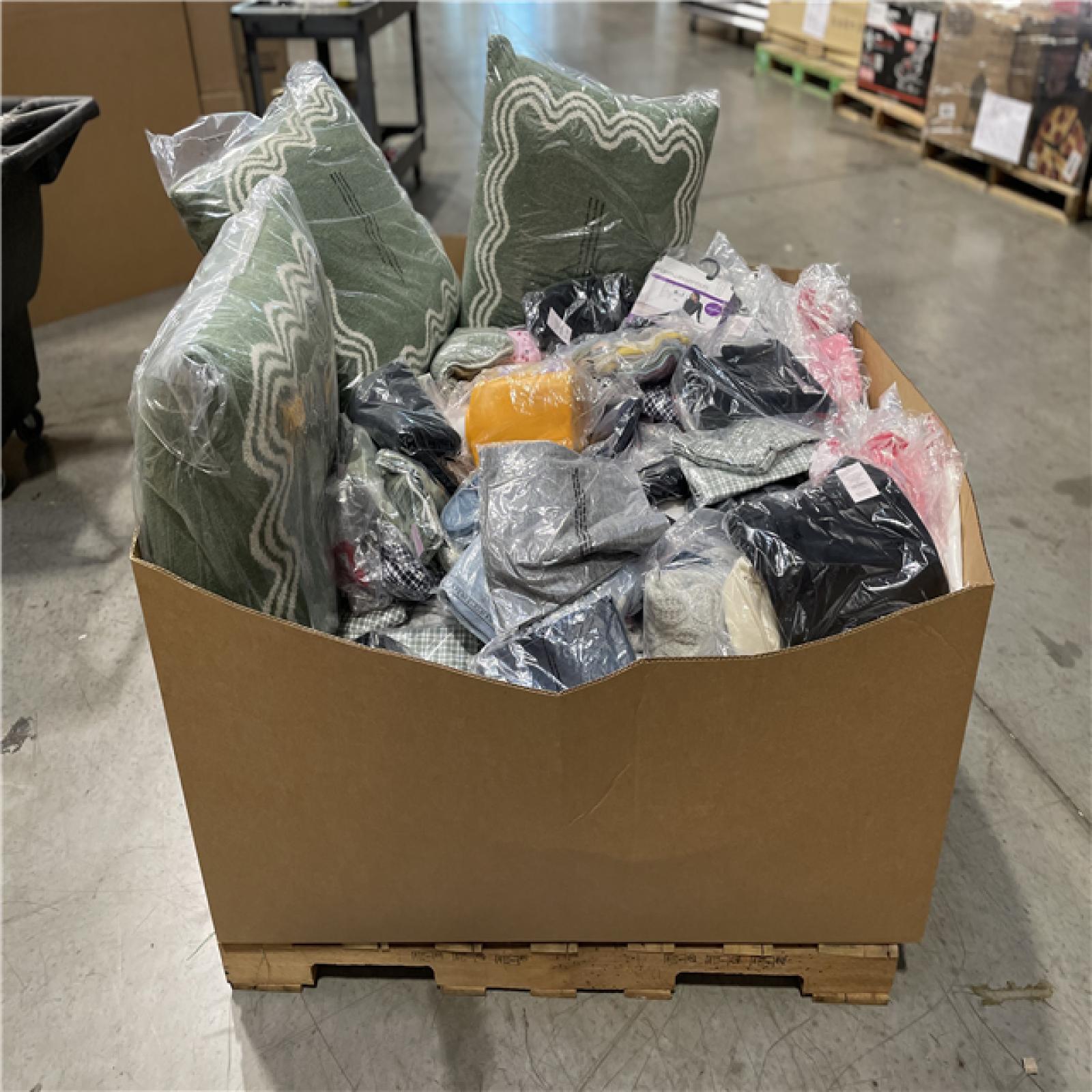 DALLAS LOCATION- NEW!- BULLSEYE MIXED CLOTHING PALLET (300 UNITS)