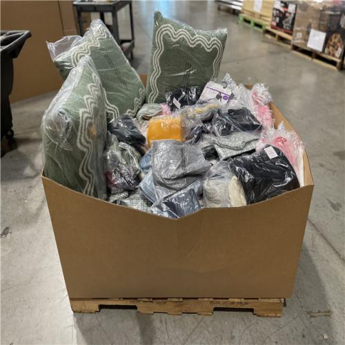 DALLAS LOCATION- NEW!- BULLSEYE MIXED CLOTHING PALLET (300 UNITS)