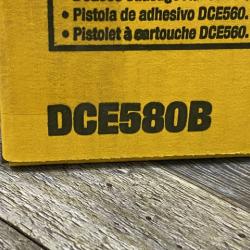 NEW - DEWALT 20V MAX Cordless 300-600 ml Sausage Pack Adhesive Gun (Tool Only)