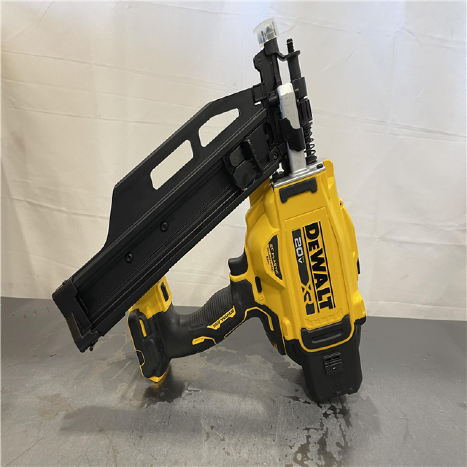 AS-IS - DEWALT 20-Volt 21° Cordless Framing Nailer