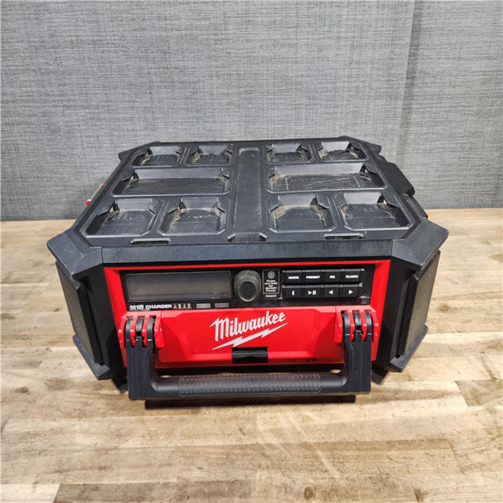 HOUSTON LOCATION - AS-IS Milwaukee 2950-20 18V M18 PACKOUT Lithium-Ion Cordless Radio + Charger (Tool Only)