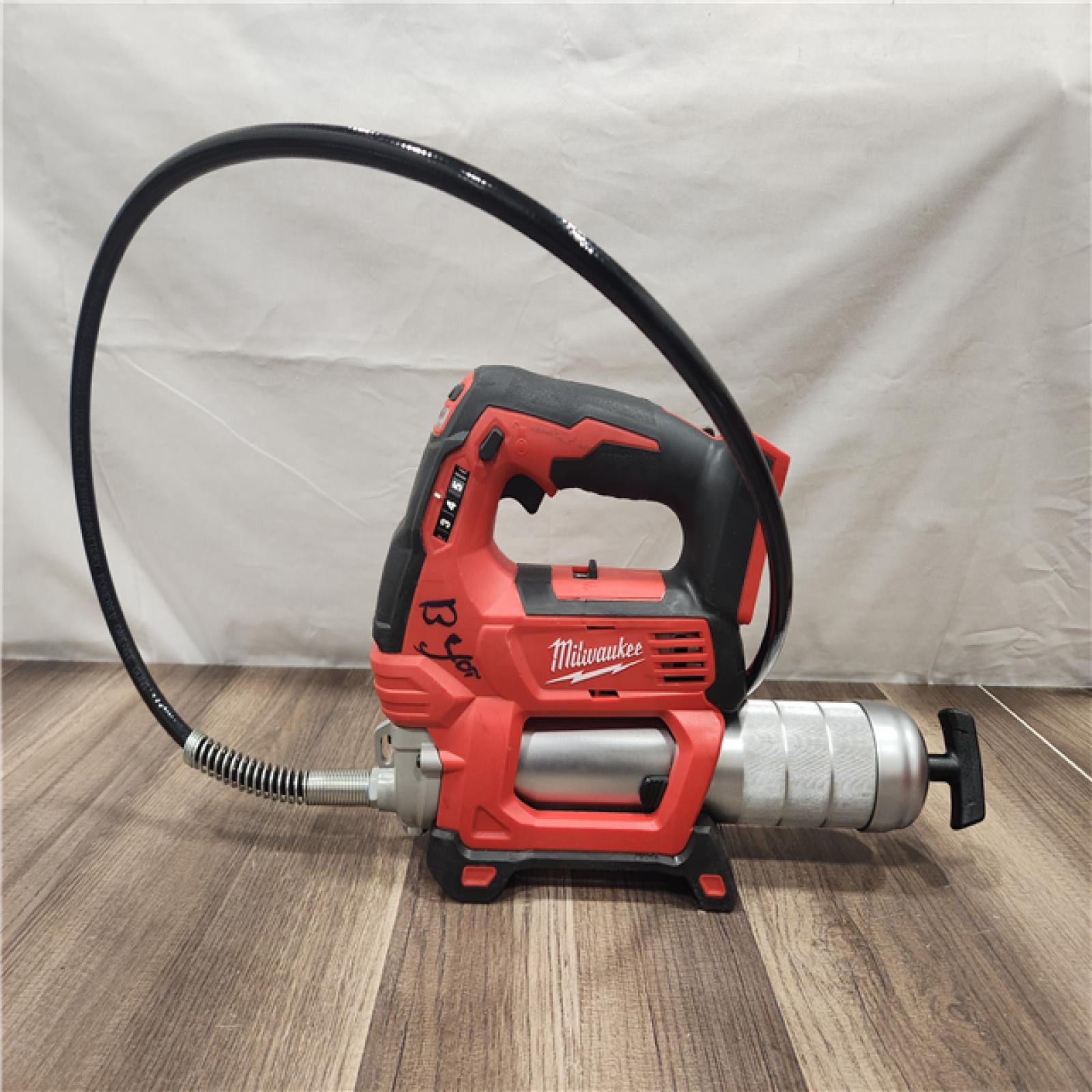 AS-IS- Milwaukee Tool 10 000 PSI 14 Oz Battery-Operated Grease Gun - 48 Flexible Hose  31 Strokes/oz