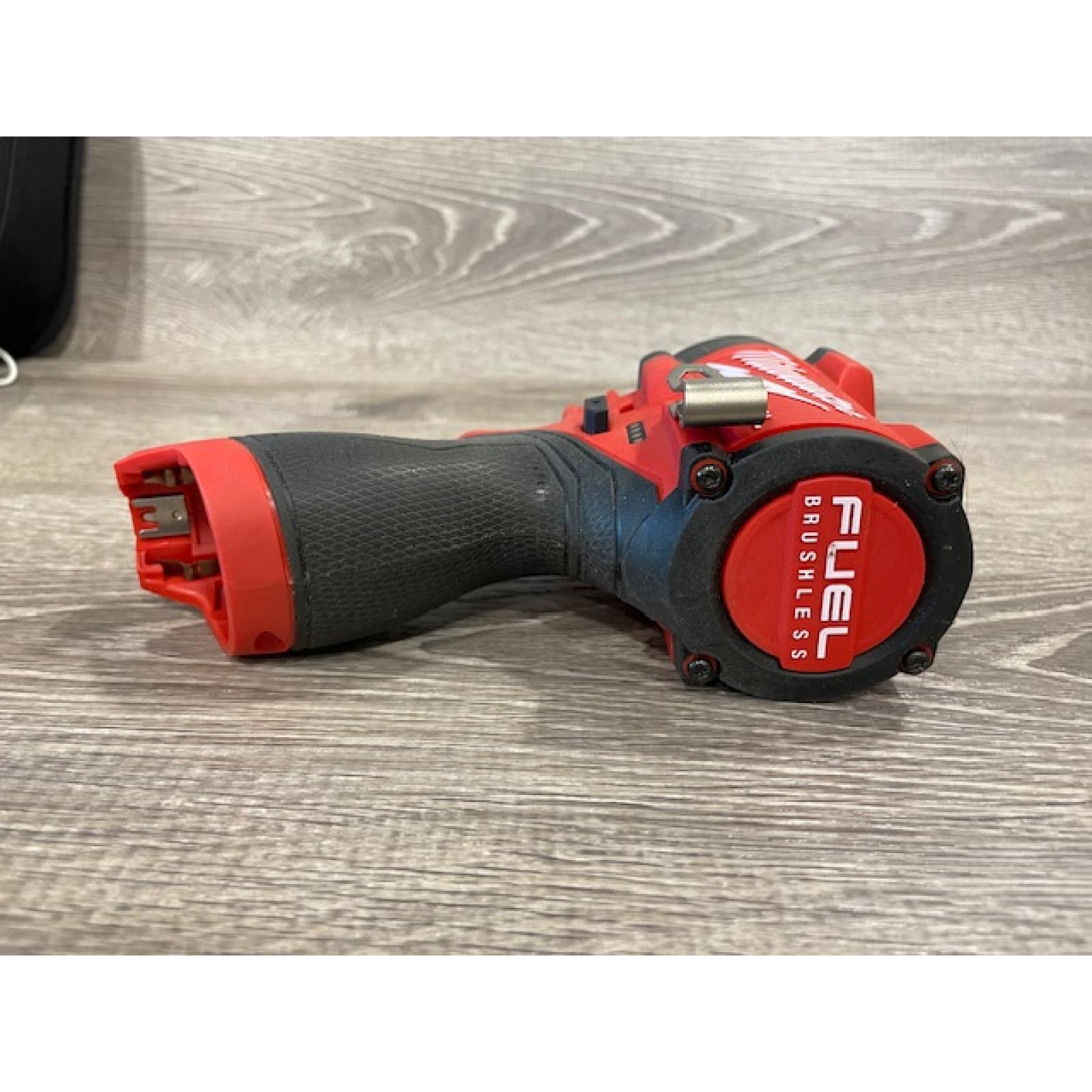 AS-SI Milwaukee FUEL 12V Li-Ion Brushless Cordless Stubby 3/8 in. Impact Wrench Kit