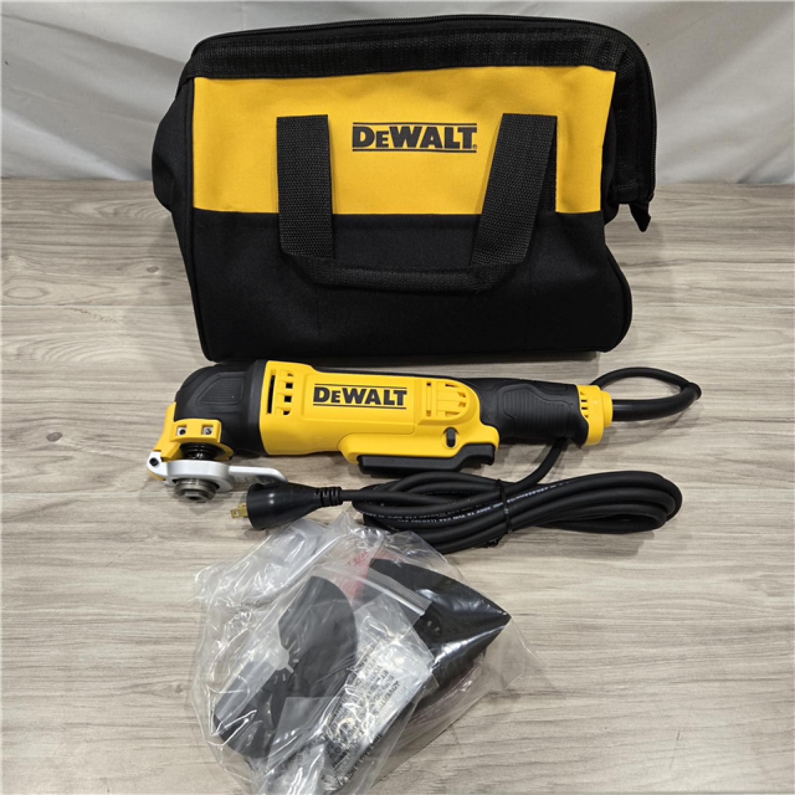 LIKE NEW! - DeWalt 3 Amps Corded Oscillating Multi-Tool Kit