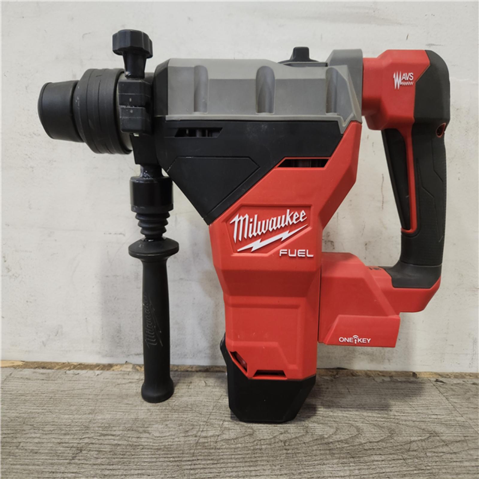 Phoenix Milwaukee M18 FUEL ONE-KEY 18V Lithium-Ion Brushless Cordless 1-3/4 in. SDS-MAX Rotary Hammer with Charger (Does Not Turn On) (Appears To Be Locked)