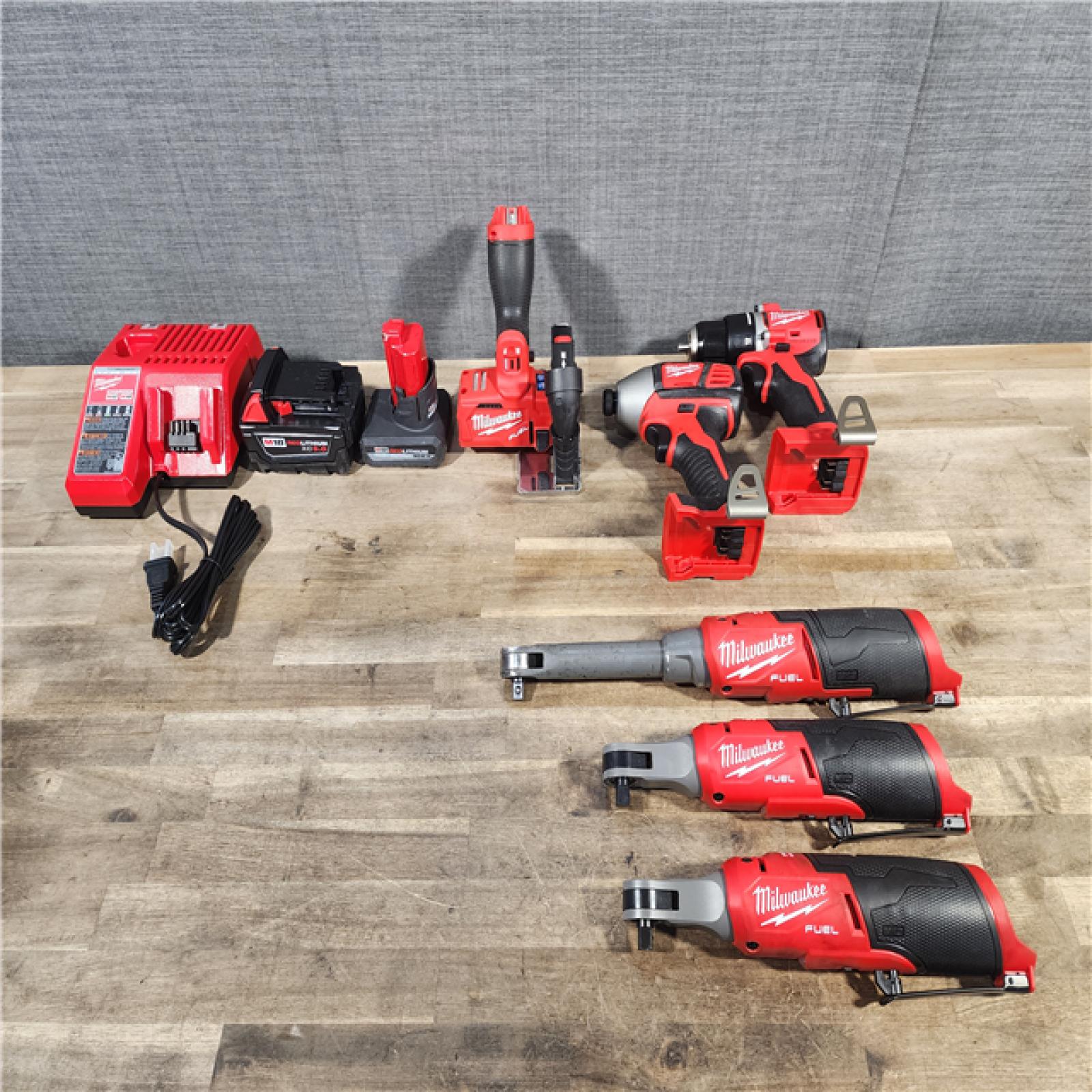 HOUSTON LOCATION - AS-IS MILWAUKEE 6 TOOL COMBO KIT W/ (2) BATTERY & CHARGER
