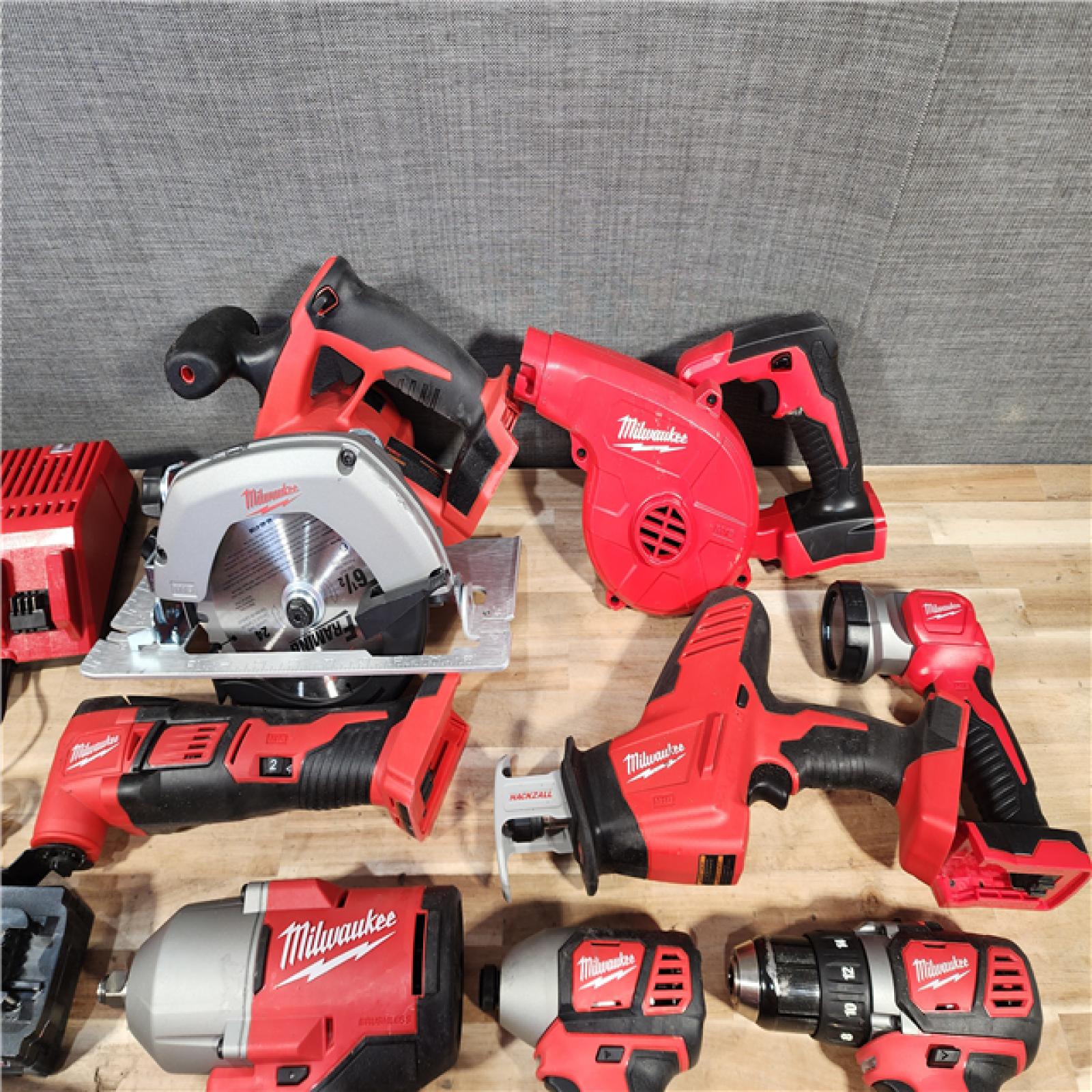 HOUSTON LOCATION - AS-IS MILWAUKEE 9 TOOL COMBO KIT W/ (2) BATTERY & CHARGER