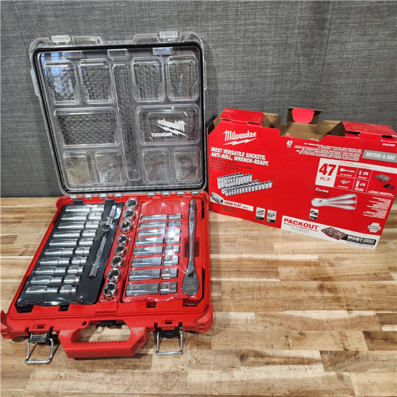 HOUSTON LOCATION - AS-IS (APPEARS LIKE NEW) MILWAUKEE 1/2 DRIVE METRIC & SAE RATCHET AND SOCKET SET