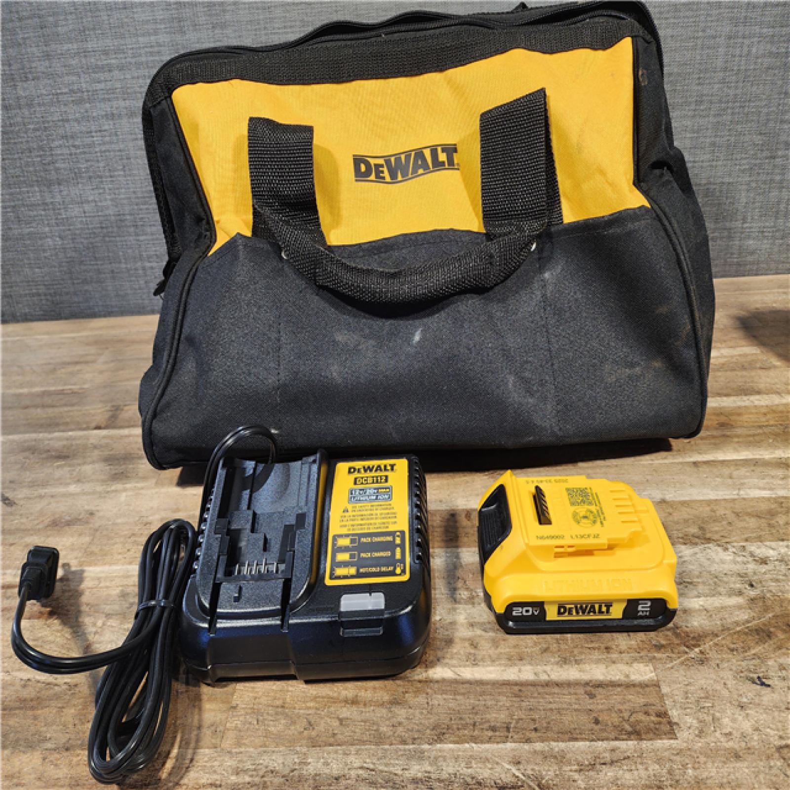 HOUSTON LOCATION - AS-IS DeWalt 15 GA ANGLED FINISH NAILER KIT W/ BATTERY & CHARGER