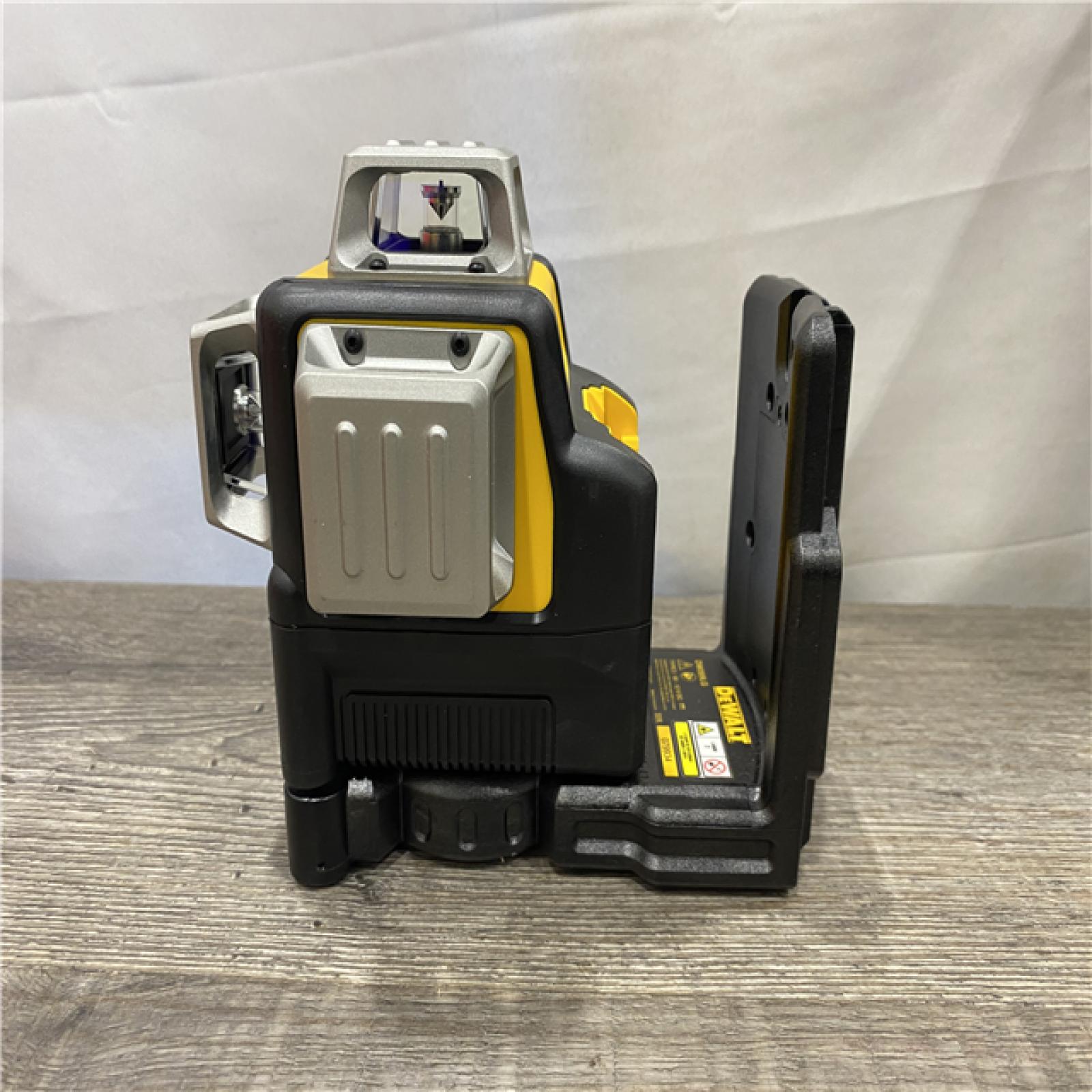 LIKE NEW - DEWALT 12V MAX Lithium-Ion 100 ft. Green Self-Leveling 3-Beam 360 Degree Laser Level Kit