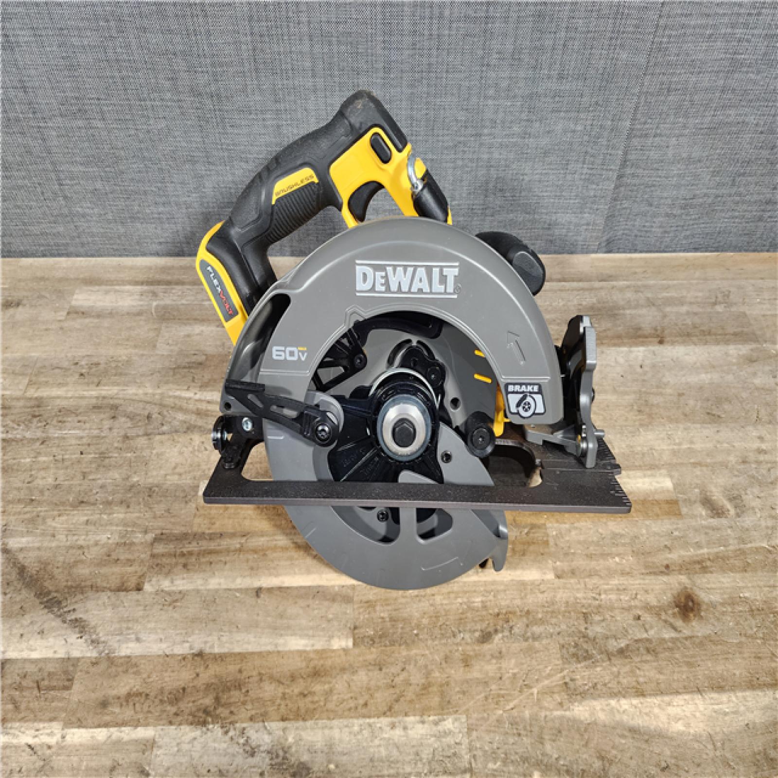 HOUSTON LOCATION - AS-IS (APPEARS LIKE NEW) DEWALT FLEXVOLT 60V MAX Cordless Brushless 7-1/4 in. Circular Saw with Brake (Tool Only)