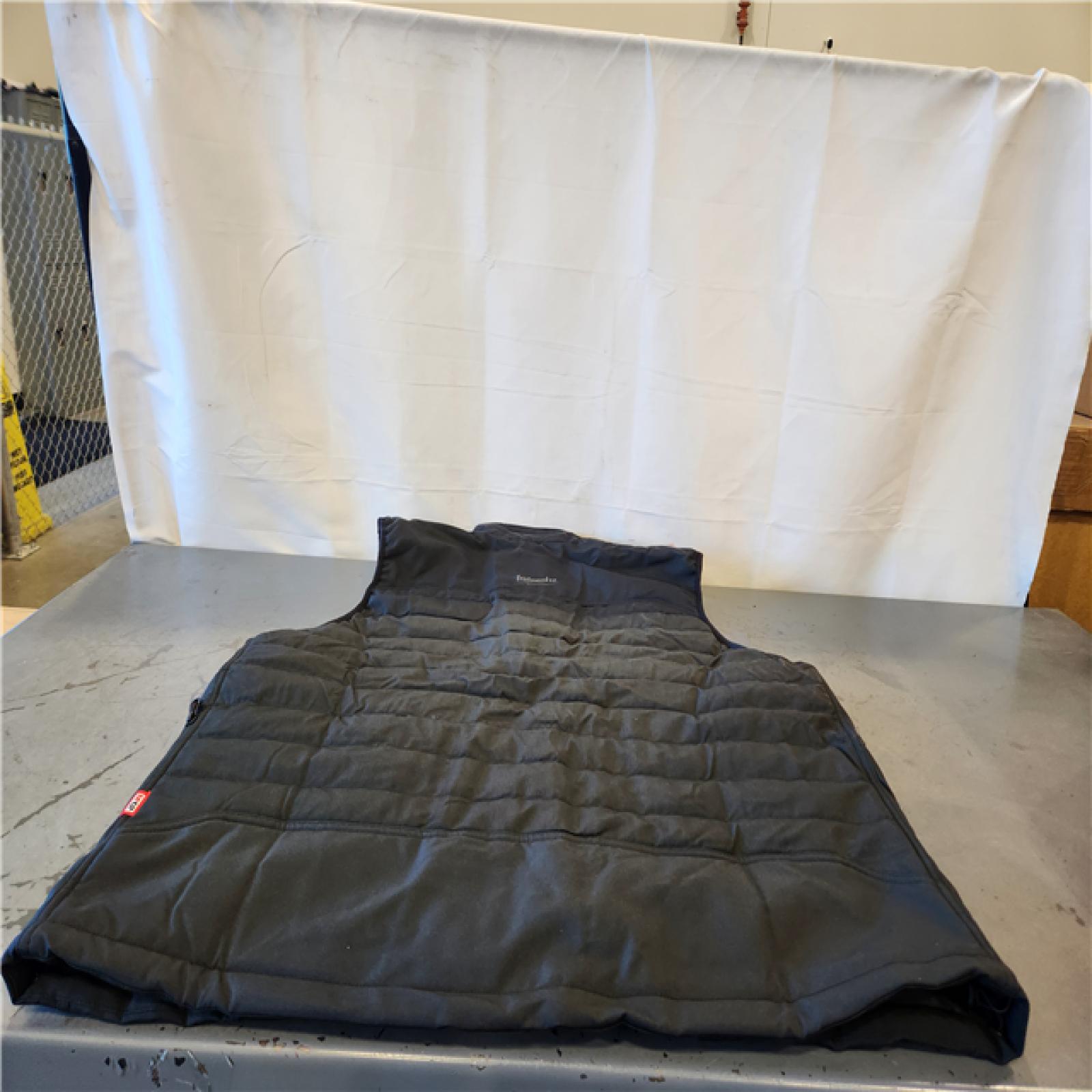 AS-IS- Men's 2X-Large M12 12V Lithium-Ion Cordless AXIS Black Heated Vest (Vest Only)